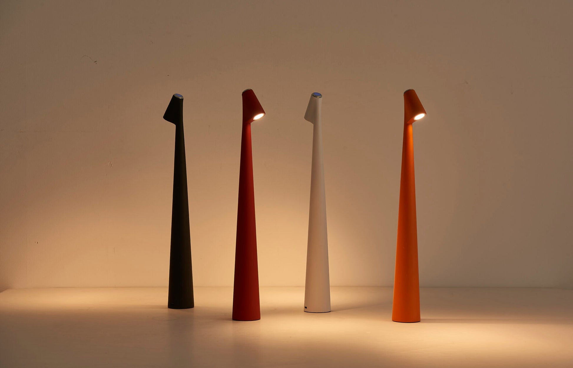 Bezprzewodowa Lampa Stołowa LED z Dotykowym Ściemniaczem – Minimalistyczna Lampka Nocna do Czytania 0