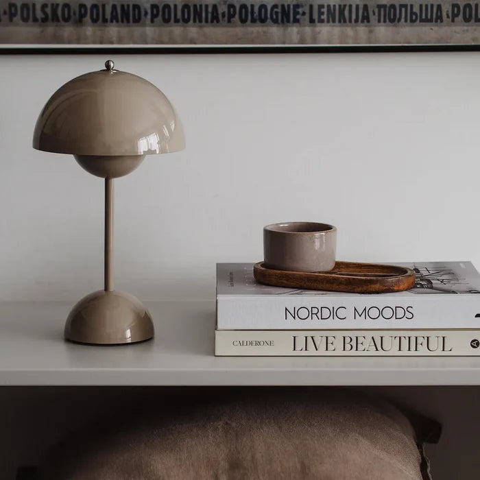 Bezprzewodowa lampa stołowa o minimalistycznym designie 2