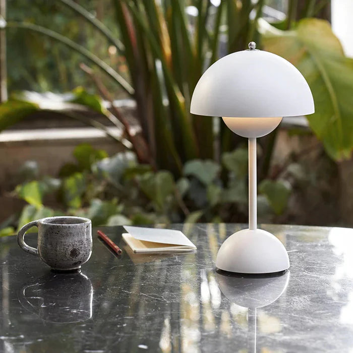 Bezprzewodowa lampa stołowa o minimalistycznym designie 3