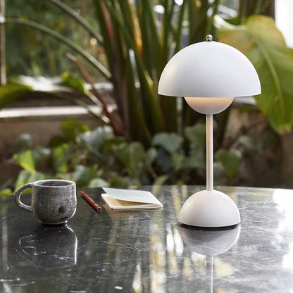 Bezprzewodowa lampa stołowa o minimalistycznym designie 3