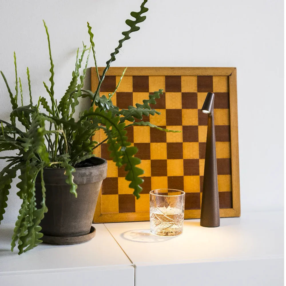 Elegancka lampa stołowa LED o nowoczesnym smukłym designie z dotykowym włącznikiem 6