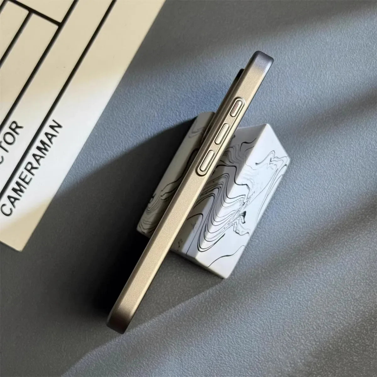 Etui na iPhone'a z Ochroną Wojskową – Lekkie i Ultracienkie z Teksturą 3