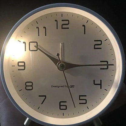 Nowoczesny Skandynawski Zegar Stołowy z Cichym Mechanizmem – Metalowe Wykończenie, Wymiary 12x11x5 cm 4