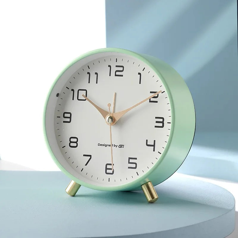 Nowoczesny Skandynawski Zegar Stołowy z Cichym Mechanizmem – Metalowe Wykończenie, Wymiary 12x11x5 cm 5